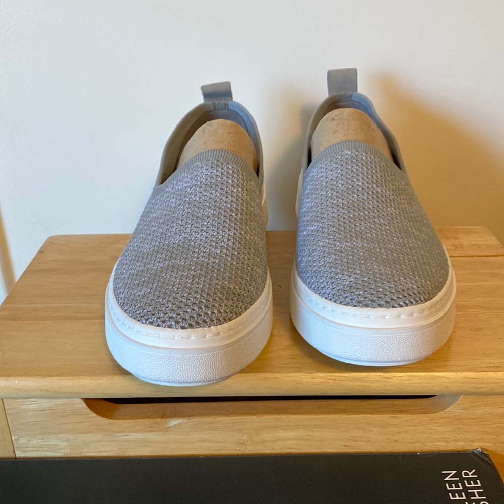 EILEEN FISHER PROSPER-2-M    NEW IN BOX.  Light grey color.